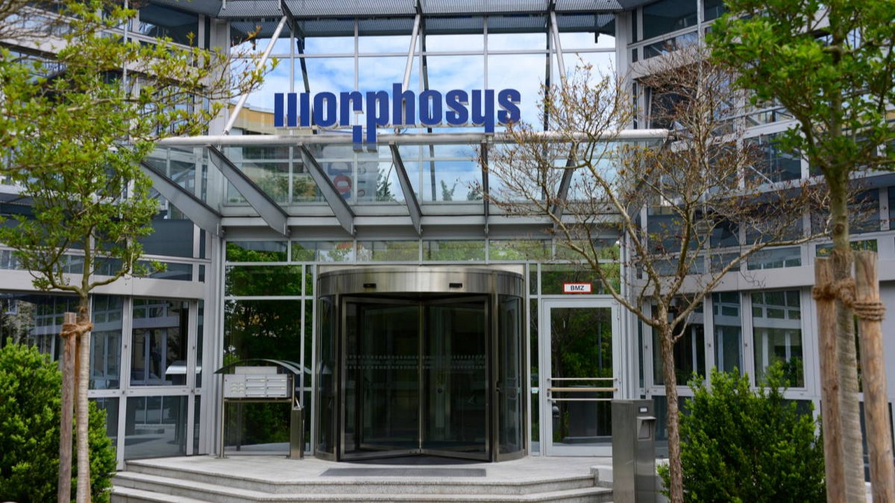 Die Aktie des Biotech-Unternehmens Morphosys hat hohe Kursverluste hinter sich bringen müssen. Bild und Copyright: nitpicker / shutterstock.com.