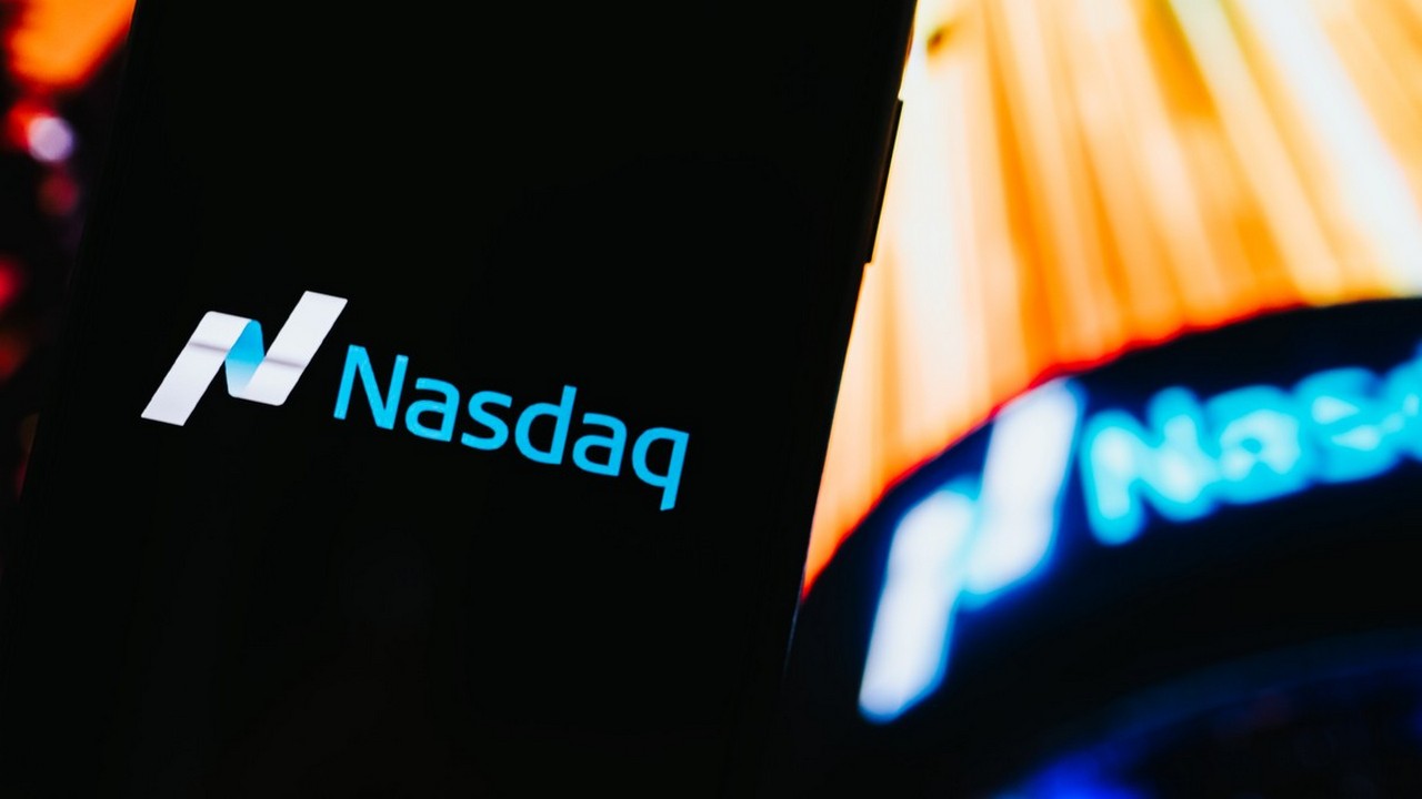 Chartanalyse der UBS zum US Tech-Aktienindex NASDAQ 100. Bild und Copyright: nikkimeel / shutterstock.com.
