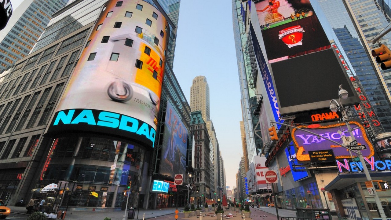 Chartanalyse der UBS zum US-Techaktienindex NASDAQ 100. Bild und Copyright: Sean Pavone / shutterstock.com.