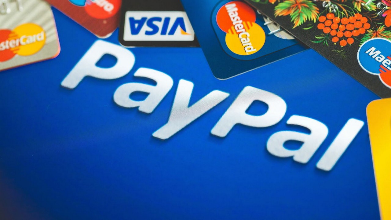 Der Bezahldienst Paypal blickt angesichts eines erwarteten Wirtschaftsabschwungs pessimistischer auf das Gesamtjahr. Bild und Copyright: Billion Photos / shutterstock.com.