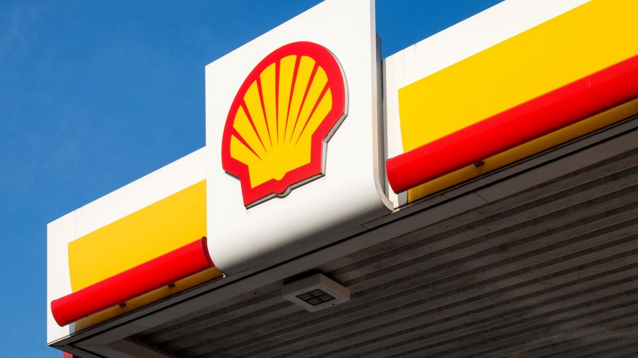 Während die Deutsche Bank die Rohstoff-Aktie zum Kauf empfiehlt, kommt von Morgan Stanley ein „Overweight” für die Shell Aktie. Bild und Copyright: Bjoern Wylezich / shutterstock.com.