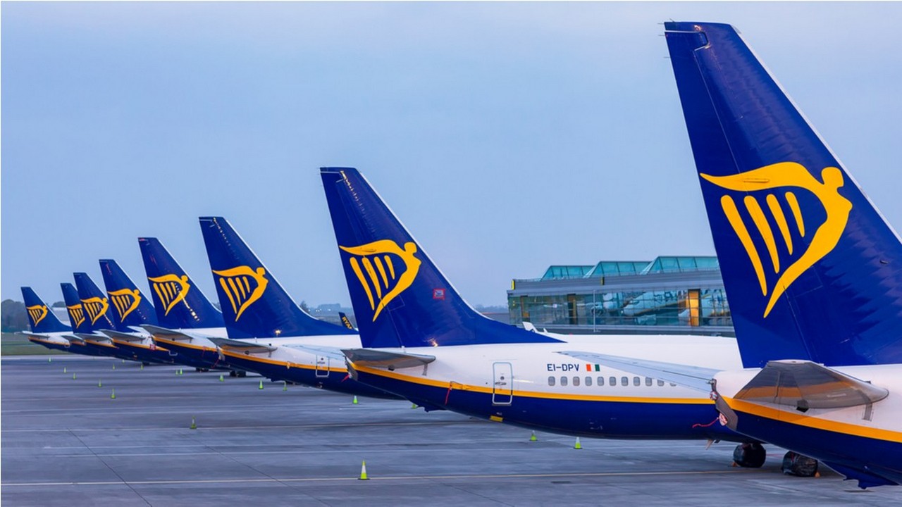 Ryanair hat im abgelaufenen Geschäftsjahr mit 97,1 Mio. Passagieren (+235%) einen Umsatz von 4,80 (1,64) Mrd. EUR erzielt. Bild und Copyright: Peter Krocka / shutterstock.com.