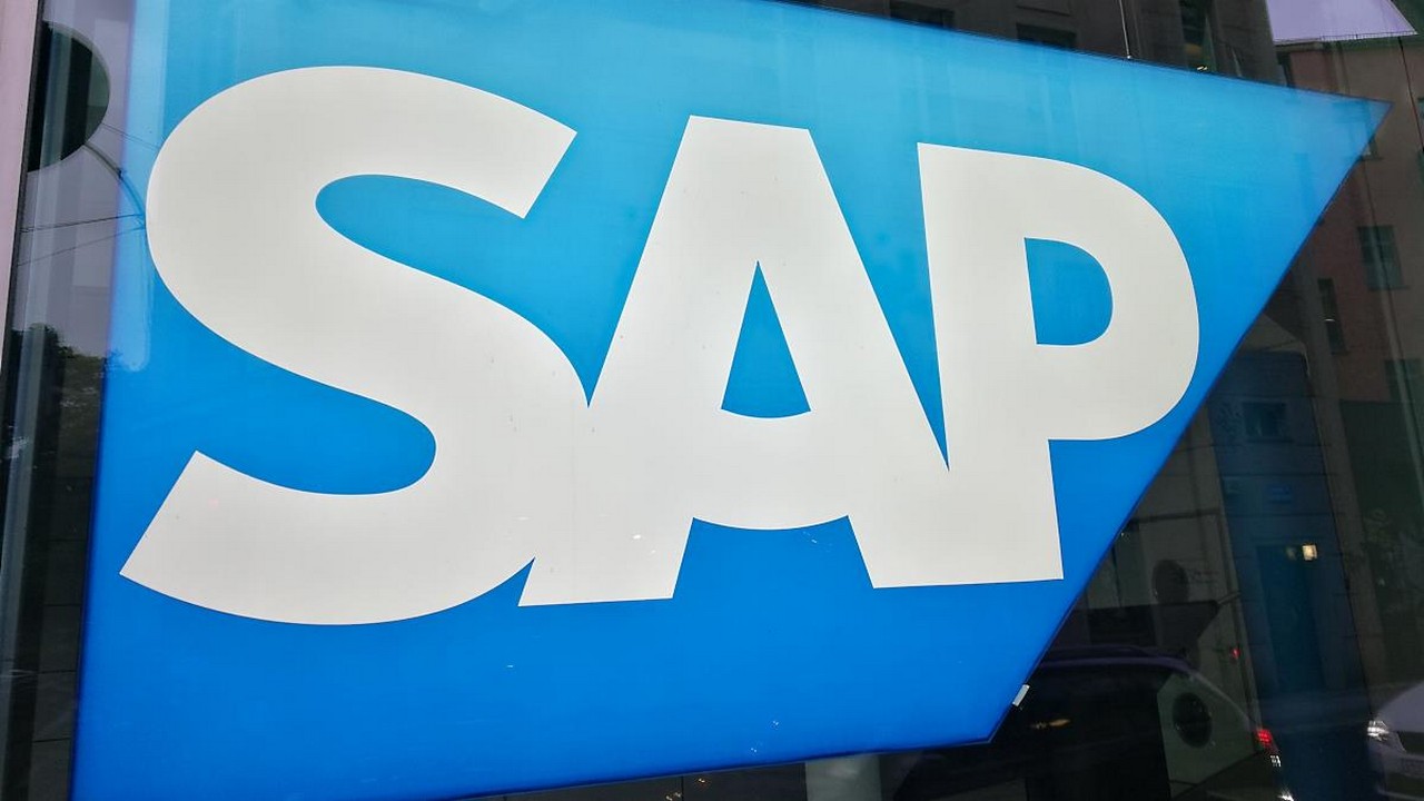 Die SAP wird ihr Wachstum in der Cloud auf über 22 Milliarden Euro im Jahr 2025 steigern und den Anteil der besser planbaren Umsätze auf etwa 85 Prozent ausbauen”, sagt SAP-Chef Christian Klein. Bild und Copyright: Cineberg / shutterstock.com.