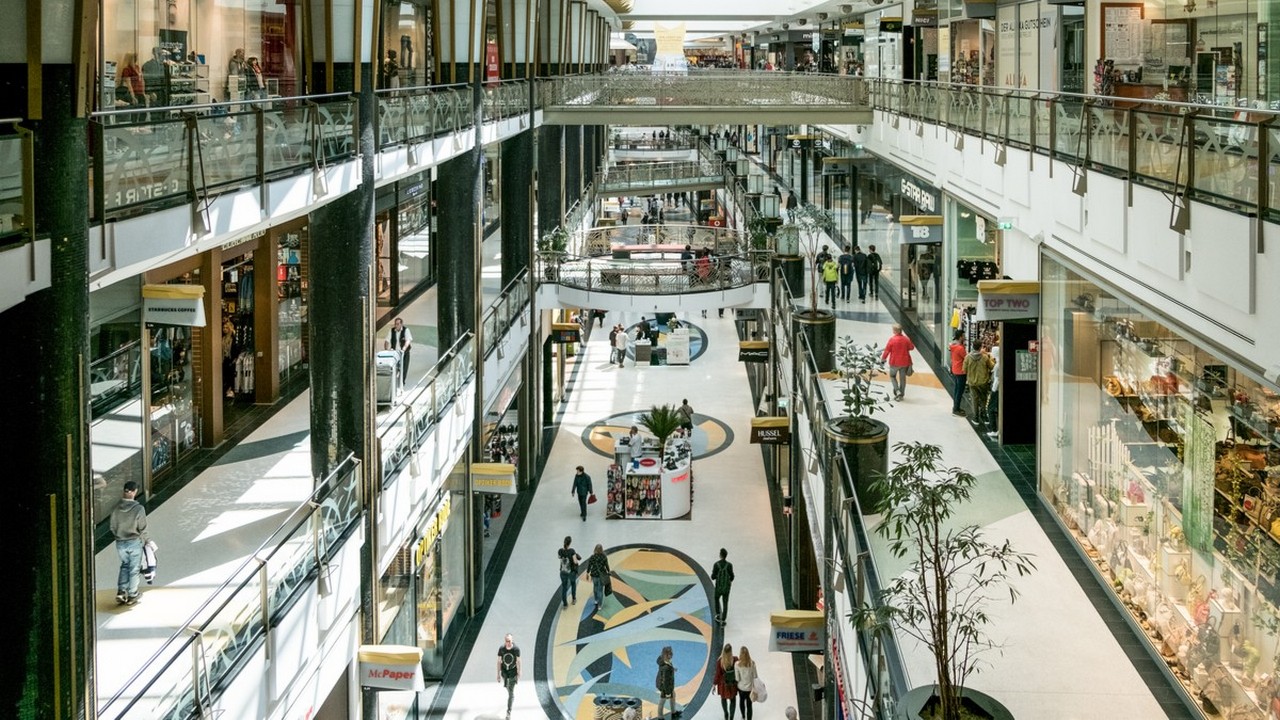 Nord LB: „Erneut spürten vor allem der Einzelhandel und der Dienstleistungssektor die Belastungen durch Corona. ” Bild und Copyright: hanohiki / shutterstock.com.