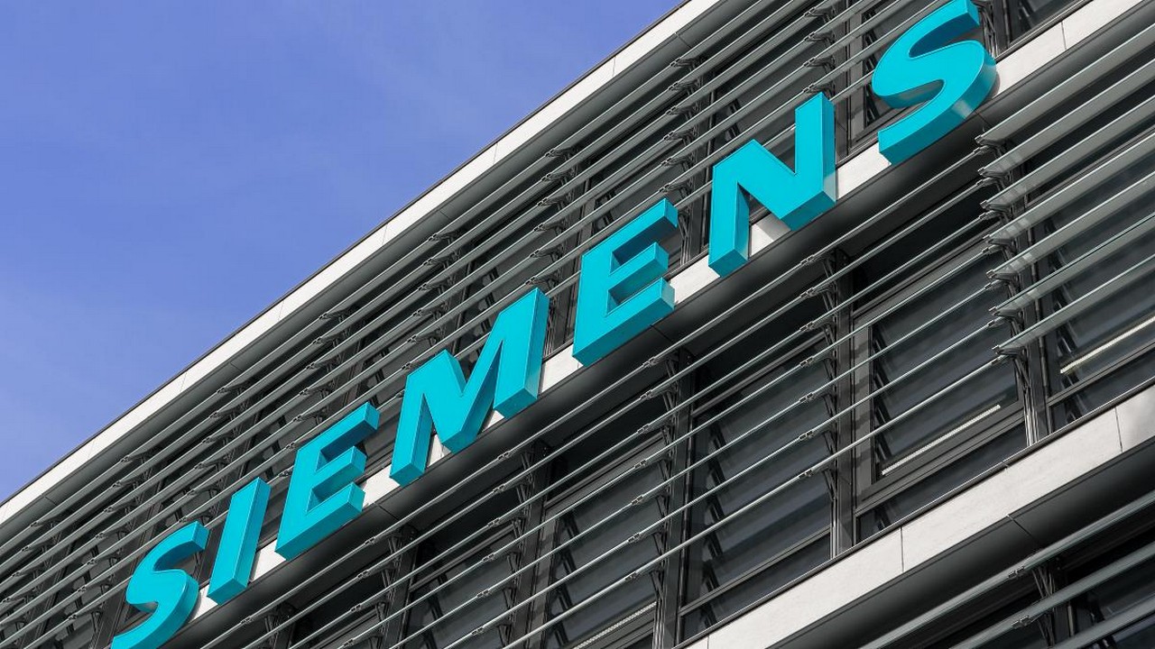 Der Aufwärtstrend in den Siemens-Aktien ist übergeordnet derzeit noch intakt. Allerdings würde sich die Lage deutlich eintrüben, sollte der 50er-EMA nach unten durchbrochen werden. Bild und Copyright: Robert Fruehauf / shutterstock.com.