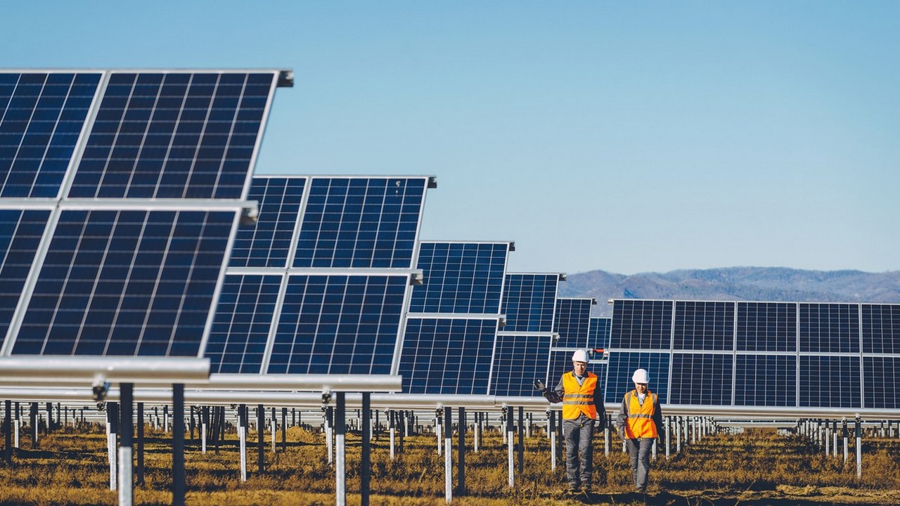 Auf einer 22 Hektar großen Fläche sollen über 16.500 Solarmodule errichtet werden. Bild und Copyright: Mark Agnor / shutterstock.com.