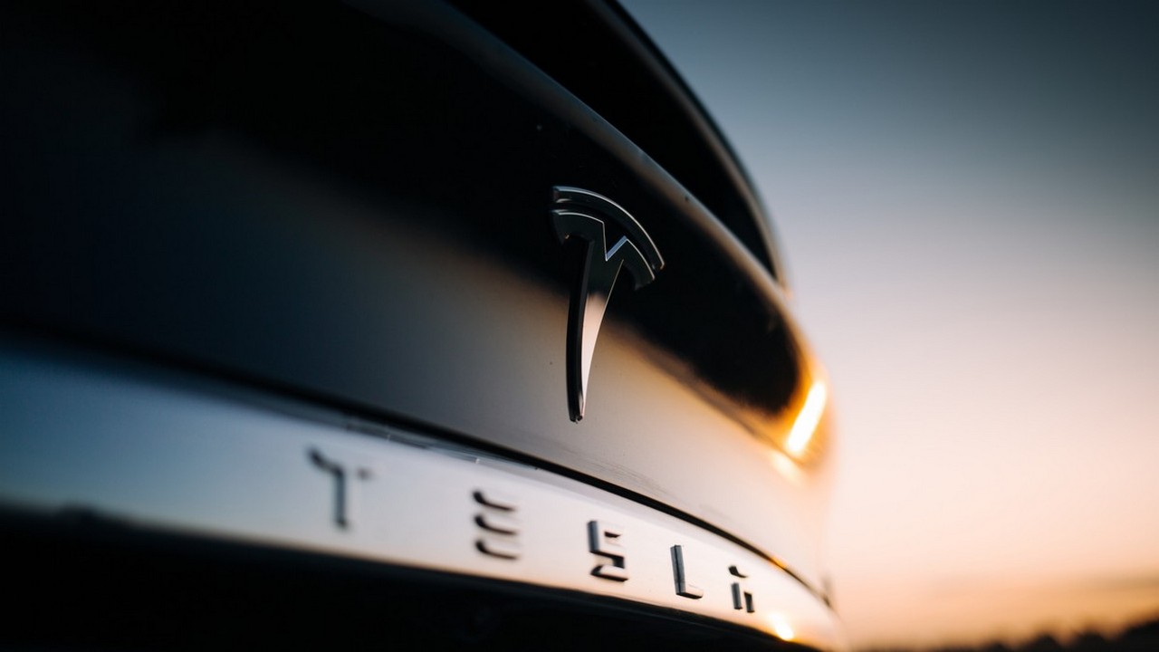 Gestern hat die Abwärtsdynamik zugenommen, auch wenn es für die Tesla Aktie noch nicht auf ein neues Jahrestief ging. Bild und Copyright: BoJack / shutterstock.com.