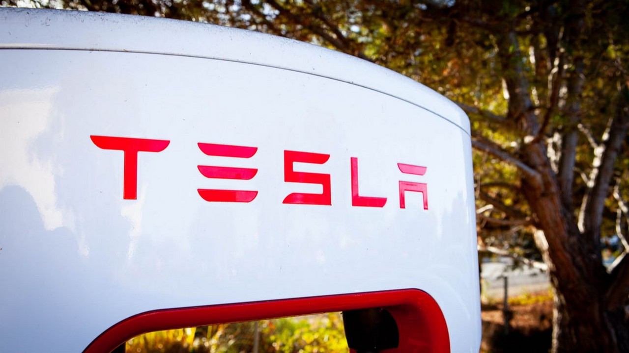 Nach der zweimonatigen Oszillation der Tesla Aktie um die 700er-Marke hat sich das Chartbild wieder aufgehellt. Bild und Copyright: MariaX / shutterstock.com.