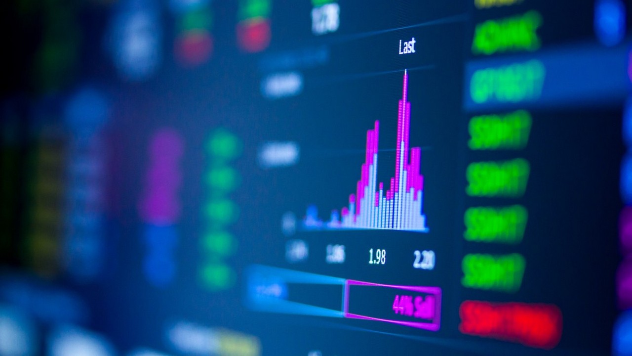 BioNTech Aktie Aktie: Die hohe Volatilität der Biotech-Aktie bedeutet Risiken und nachdem der Aktienkurs seit den 194 Dollar vom 8. Juli sich weit mehr als verdoppelt hat, dürften viele Anleger verstärkt an Gewinnmitnahmen denken. Bild und Copyright: GH Studio / shutterstock.com.