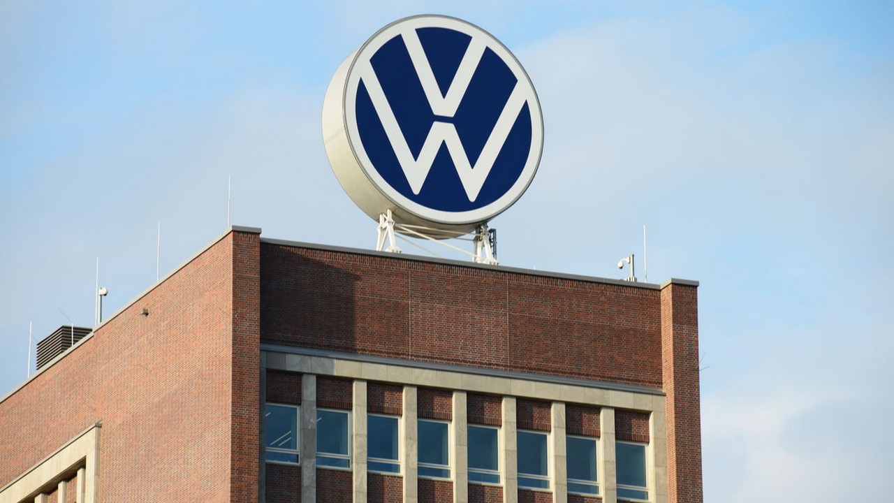 VW plant, 49 Prozent der Bruttogesamterlöse aus der Platzierung der Porsche-Vorzugsaktien als Dividende auszuschütten. Bild und Copyright: nitpicker / shutterstock.com.
