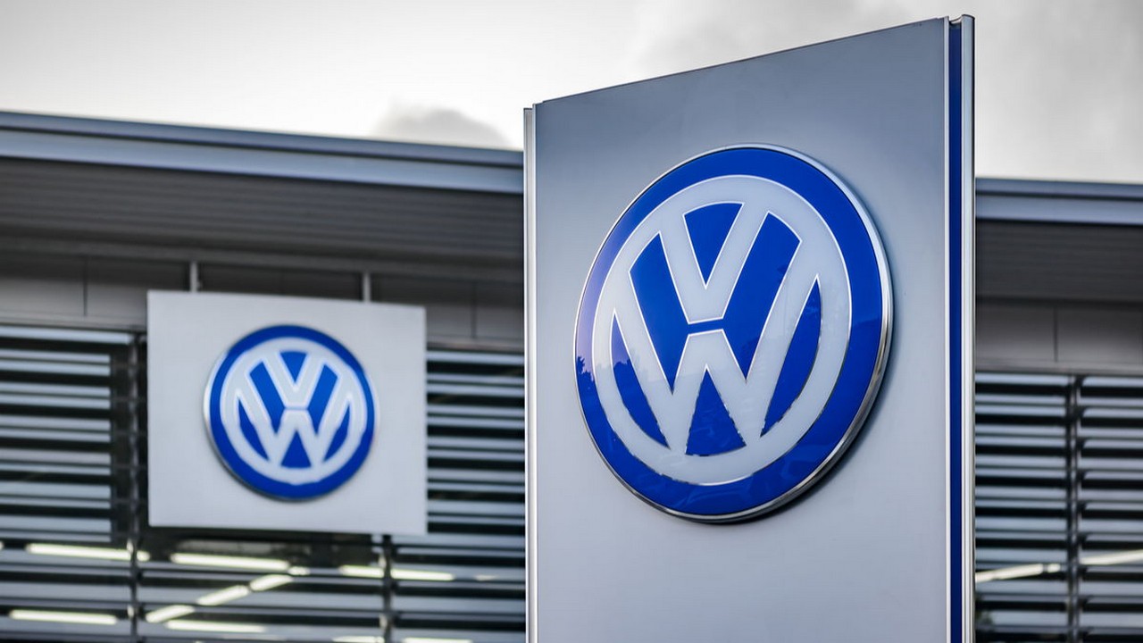 Der Aktienkurs von Volkswagen kommt am Nachmittag deutlich unter Druck. Bild und Copyright: AR Pictures / shutterstock.com.