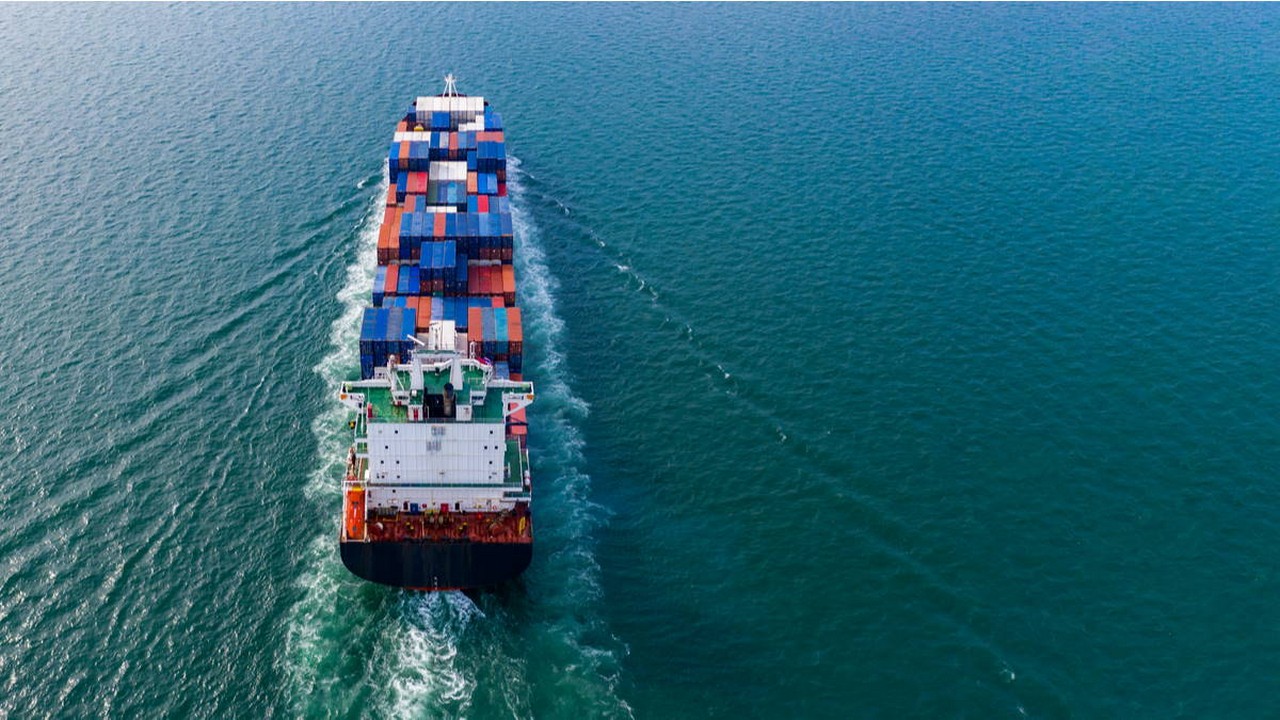 Hafenbetreiber Eurokai erhöht die Prognose für das Geschäftsjahr 2025. Bild und Copyright: Avigator Fortuner / shutterstock.com.
