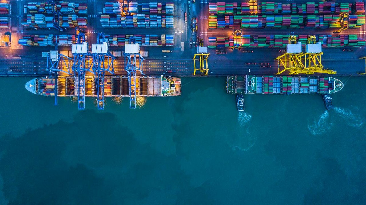 Die deutsche Außenhandelsbilanz schloss im Juli 2019 mit einem Überschuss von 20,2 Mrd. Euro ab. Bild und Copyright: Avigator Fortuner / shutterstock.com.