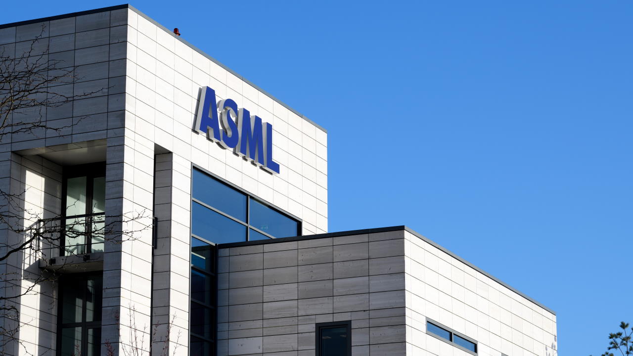 5.2% haben die Papiere von ASML Holding N.V. am Donnerstag verloren – das war der schwächste Handelstag seit dem 9. August.  Bild und Copyright: ASML.