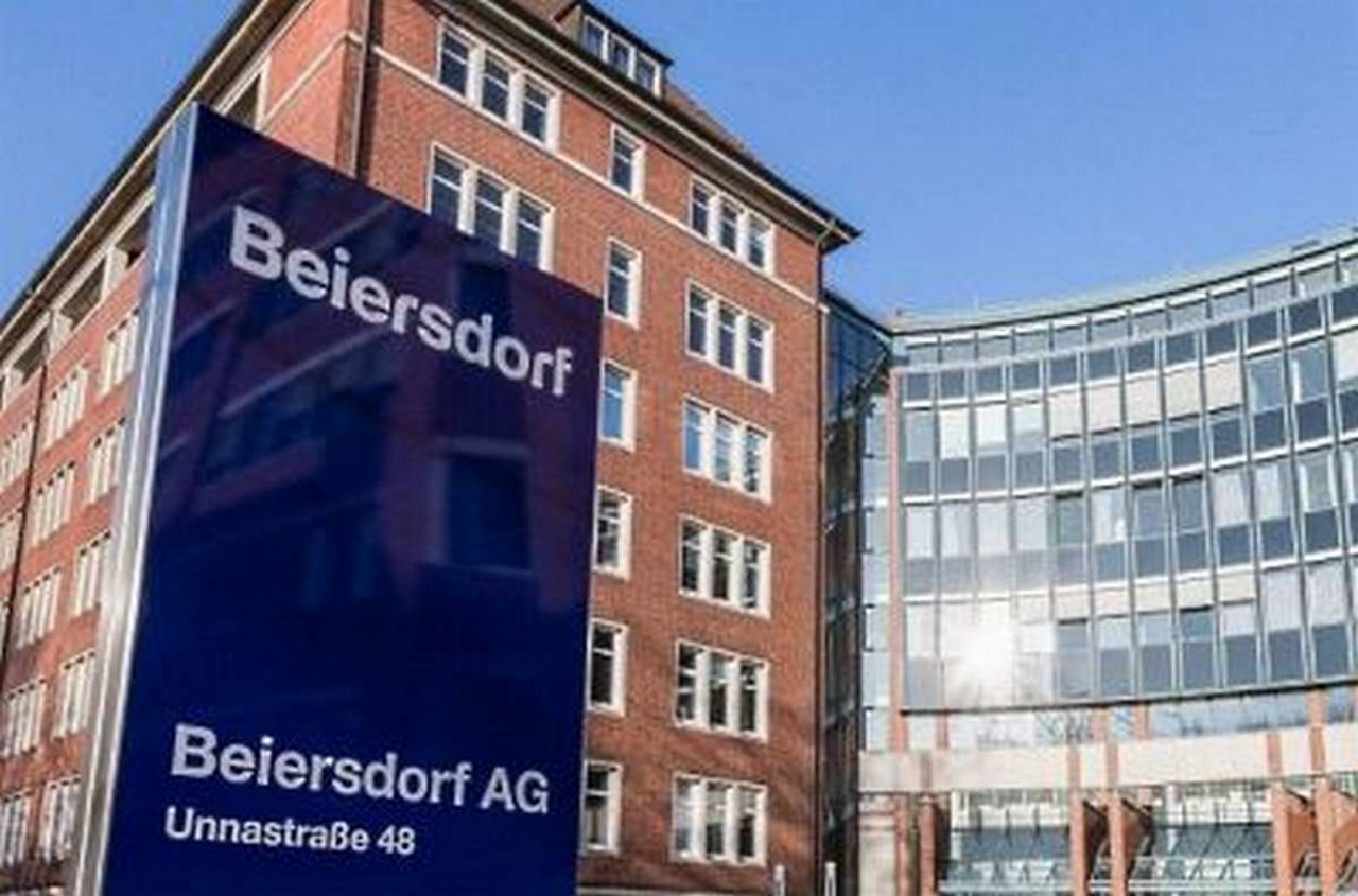 Beiersdorf konnte im vergangenen Jahr dank Preisanhebungen und Einsparungen die Kostensteigerungen gut kompensieren. Bild und Copyright: Beiersdorf.