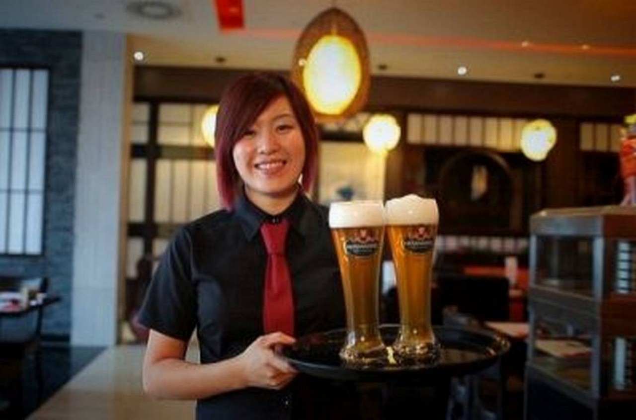 Kellnerin mit Bier der BHB-Marke Herrnbräu. Bild und Copyright: BHB Brauholding.