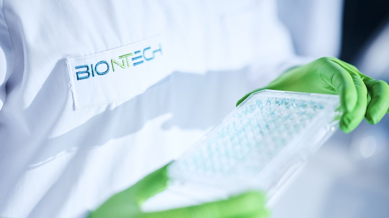 BioNTech profitiert an der Börse vom Phase-3-Erfolg des Konkurrenten Moderna bei einem mRNA-Krebsimpfstoff. Jefferies bestätigt das Kursziel von 138 Dollar. Bild und Copyright: BioNTech.