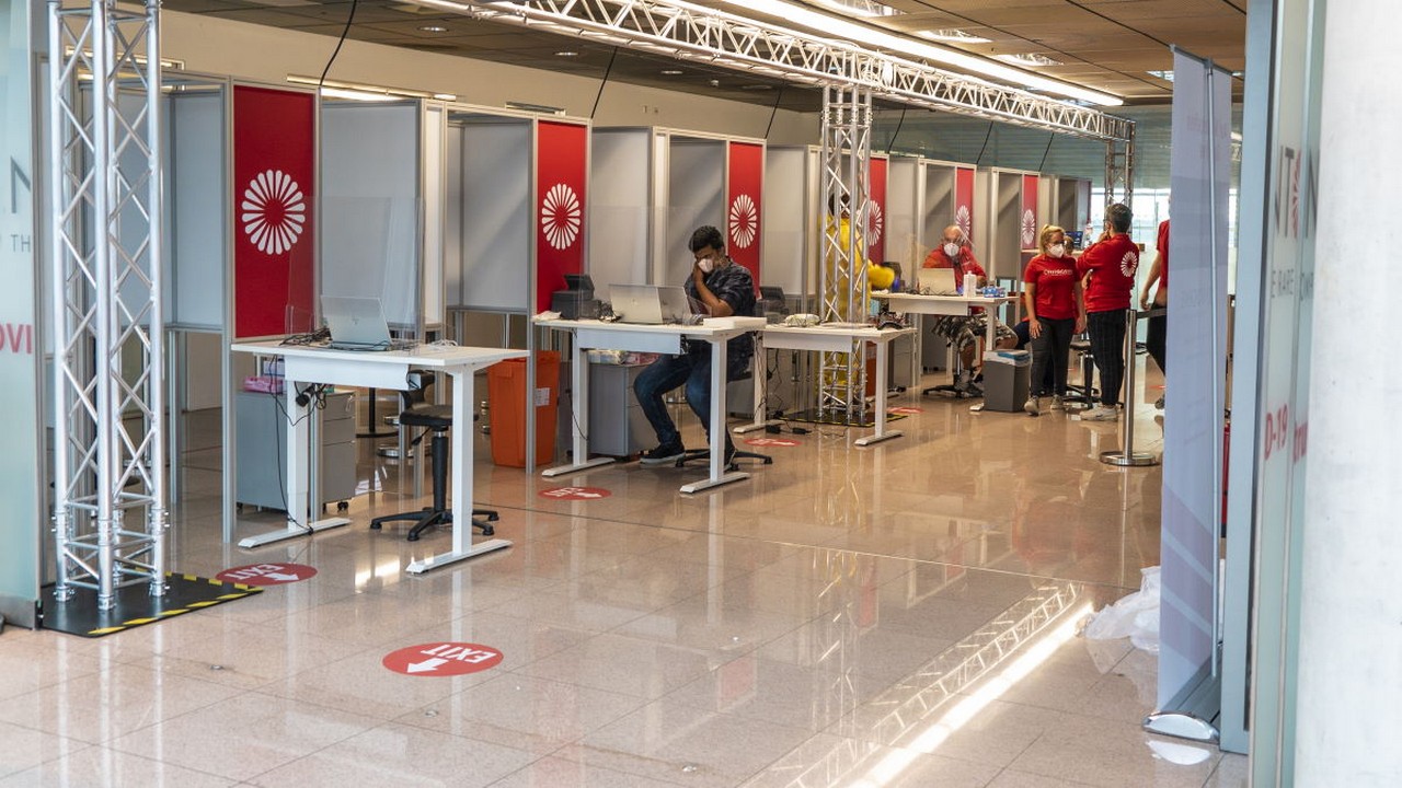 Am Hamburger Flughafen hat Centogene ein neues Corona-Testzentrum aufgebaut - ein weiteres ist bereits etwas länger auf dem Flughafen in Frankfurt in Betrieb. Bild und Copyright: Centogene.