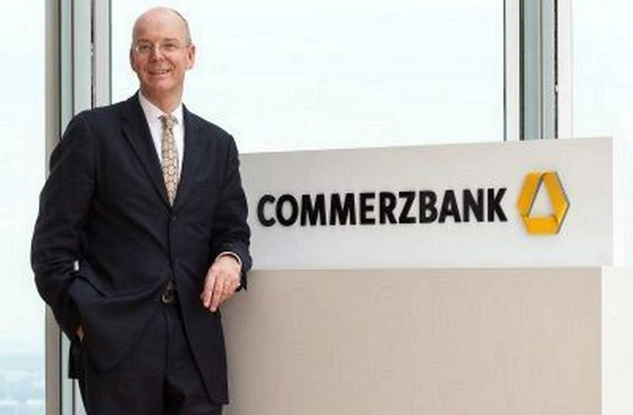 Die Grünen wollen dem Commerzbank-Vorstand, im Bild Konzernchef Martin Blessing, ans Geld - Bild und Copyright: Commerzbank
