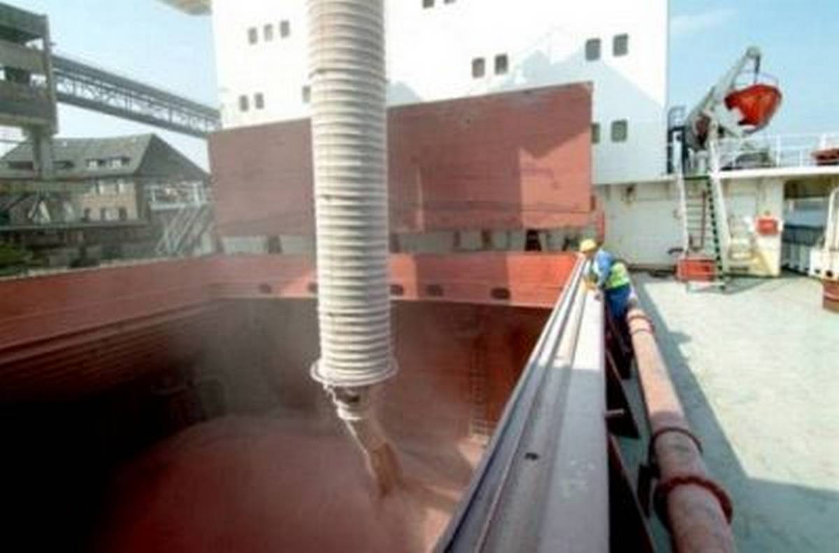 Verschiffung von Düngemitteln aus der Produktion von K+S im Hamburger Hafen. Bild und Copyright: K+S.