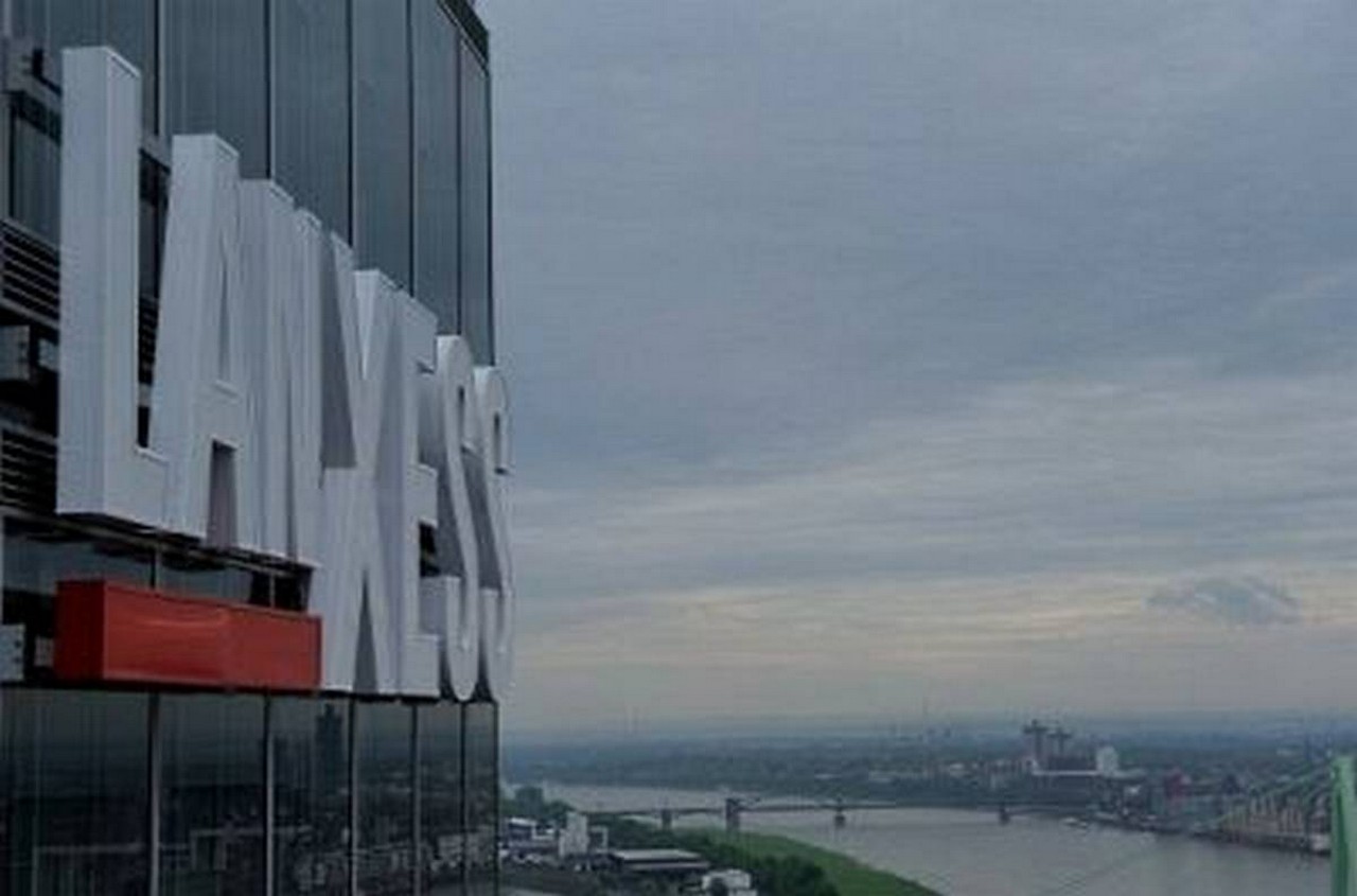 Auf Basis der aktuellen DAX-Rangliste könnte der Lanxess Aktie im September der Abstieg in den MDAX bevorstehen. Ende August kommen die entscheidenden Daten. Foto und Copyright: Lanxess.