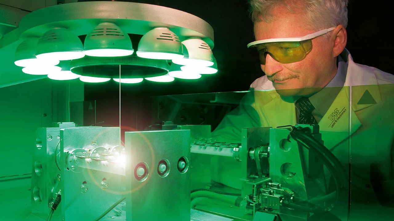 Während LPKFs Solargeschäft einbricht und das Halbjahres-EBIT drückt, nährt eine verdreifachte Marktschätzung im Advanced Packaging die KI-Fantasie. Bild und Copyright: LPKF Laser & Electronics.