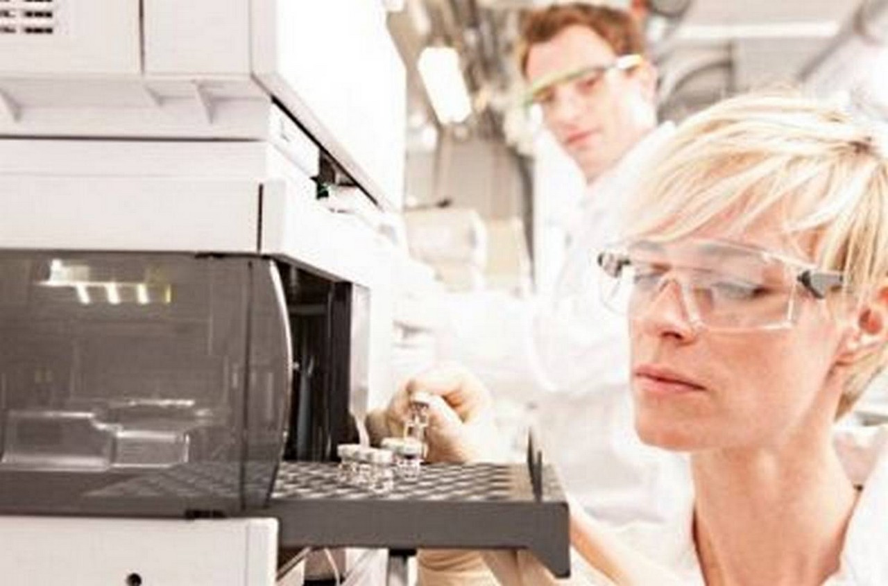 Arbeiten im Biotech-Labor. Bild und Copyright: Medigene.