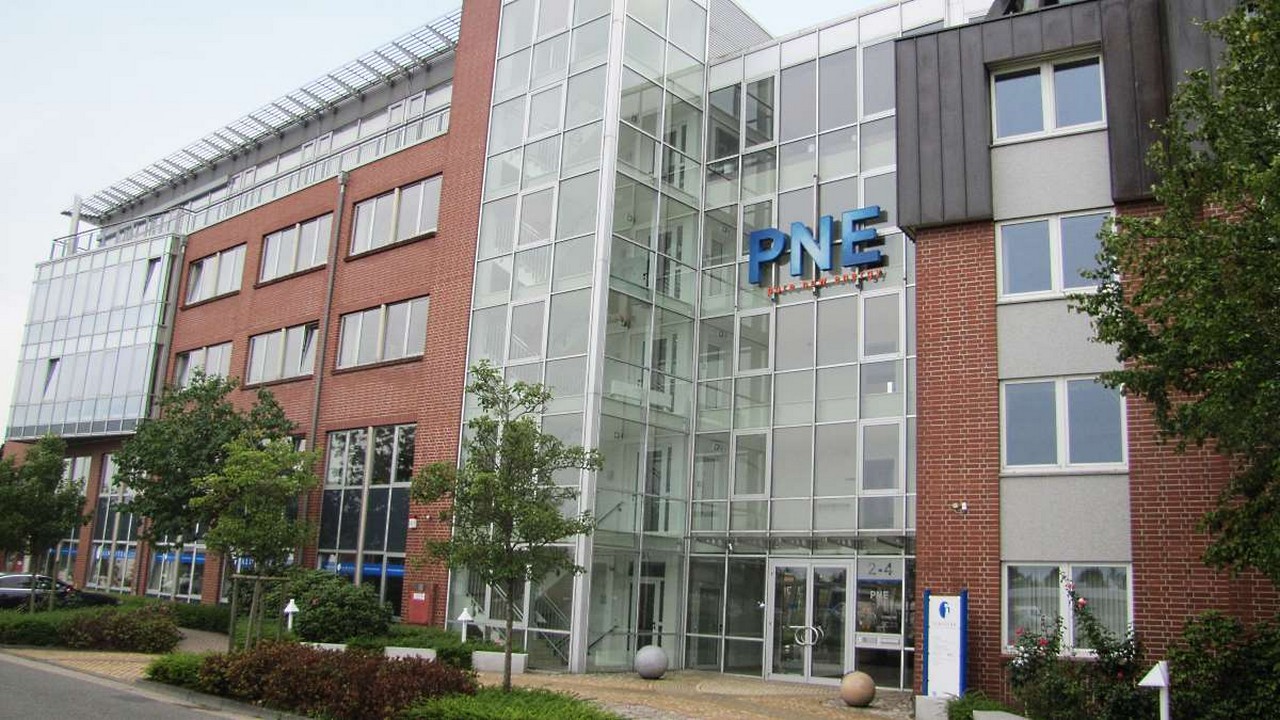 Im Falle eines Verkaufs müsste der Käufer der PNE-Aktien den weiteren Aktionären der Gesellschaft ein Übernahmeangebot unterbreiten. Zentrale des Windenergiekonzerns PNE AG in Cuxhaven. Bild und Copyright: PNE AG.