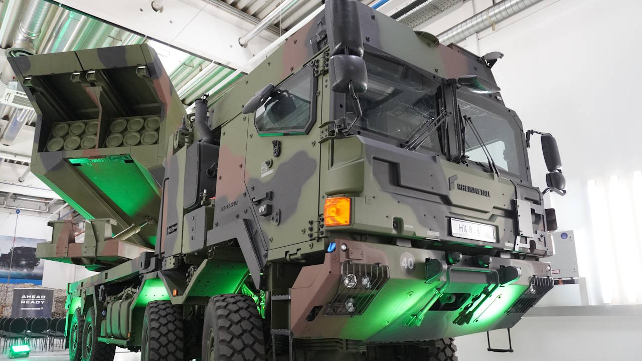 Meldungen von TKMS treiben die Rheinmetall Aktie, die 50-Tage-Linie trägt zuverlässig. Der Ausbruch nach oben will trotzdem nicht gelingen. Bild und Copyright. Rheinmetall.