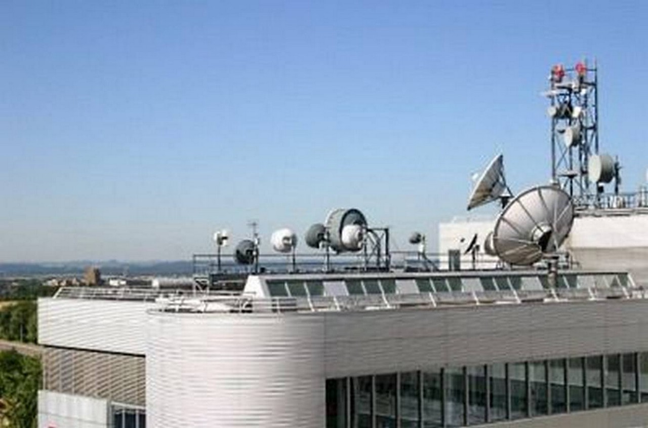 RTL-Sendetechnik auf dem Dach der Konzernzentrale. Bild und Copyright: RTL Group.