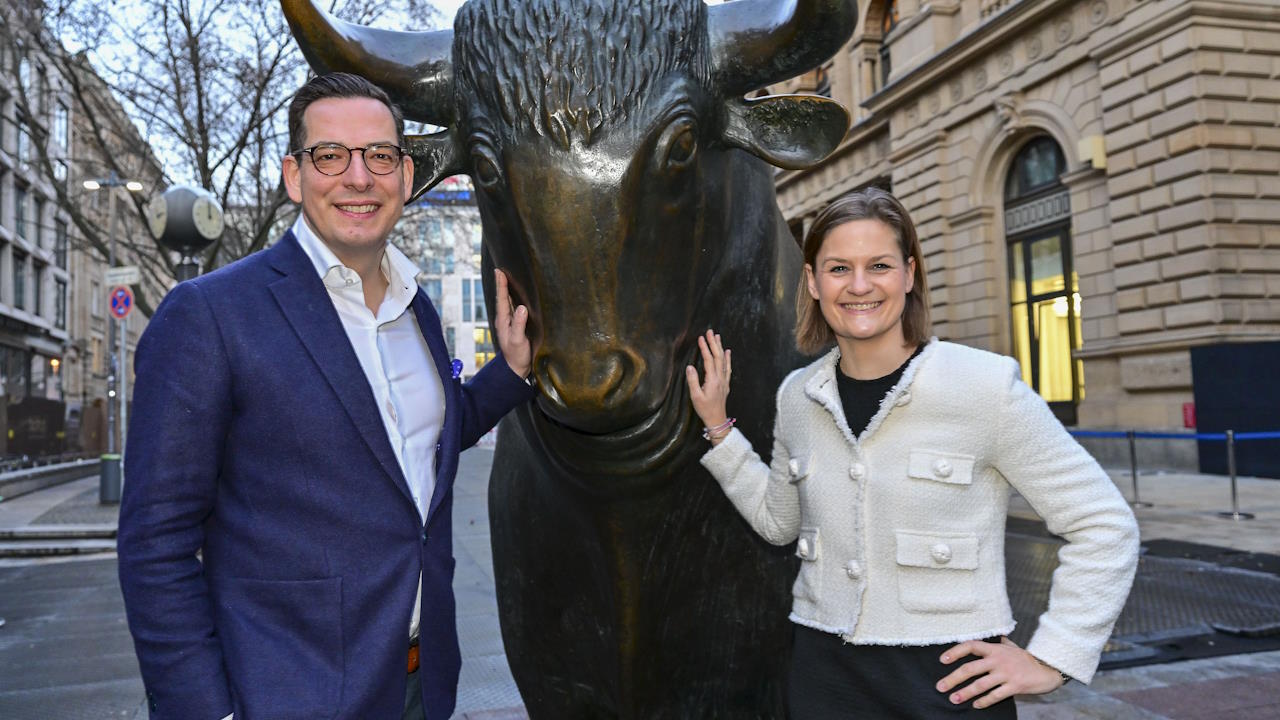 Dominik Benner und Laura Vogelsang, Vorstände der The Platform Group AG, vor der Frankfurter Börse. Bild und Copyright: The Platform Group AG. 