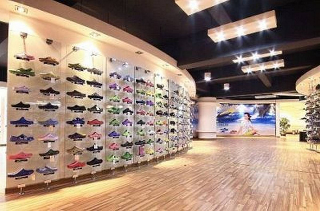 Nachdem zwei Vorstände die Konten leer geräumt haben und verschwunden sind, steht der Schuhhersteller Ultrasonic vor der Pleite.