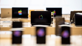 Apple Aktie - Ausblick: Es könnte sich ein Dreifach-Top an der Widerstandslinie im Wochenchart bilden und in der Folge könnte es zu einem erneuten Kursrückgang kommen. Bild und Copyright: Rokas Tenys / shutterstock.com.