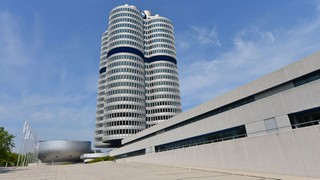 Chartanalyse der UBS zur BMW Aktie, im Bild die Zentrale des Autobauers in München. Bild und Copyright: nitpicker / shutterstock.com.