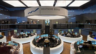 Ausblick: Übergeordnet bewegt sich der DAX weiterhin seitwärts im Bereich der jahrelangen massiven Widerstandszone wie im Monatschart zu erkennen ist.. Bild und Copyright: Video Media Studio Europe / shutterstock.com.