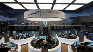 Die Uniper Aktie steht nach der News zur Verstaatlichung an der Frankfurter Börse stark unter Druck. Bild und Copyright: Video Media Studio Europe / shutterstock.com.