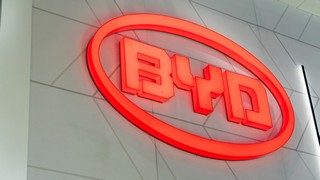 Charttechnisch befindet sich die BYD Aktie in einer entscheidenden Lage. Bild und Copyright: helloabc / shutterstock.com.
