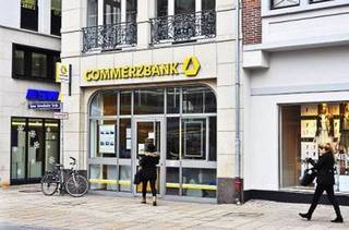 Bei der Commerzbank Aktie stehen die Zeichen - zumindest kurzfristig - auf Erholung. Bild und Copyright: Vytautas Kielaitis / shutterstock.com.
