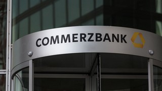 Chartanalyse zur Commerzbank Aktie. Bild und Copyright: Tobias Arhelger / shutterstock.com.