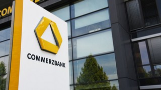 Neue Chartanalyse zur Commerzbank Aktie. Bild und Copyright: nitpicker / shutterstock.com.