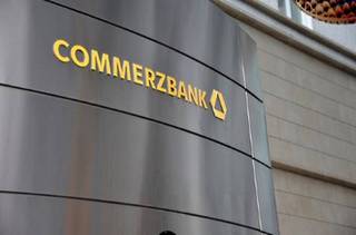 Einen Tag vor der Bilanzvorlage fehlt der Commerzbank Aktie die Kraft für ein neues charttechnisches Kaufsignal. Bild und Copyright: nitpicker / shutterstock.com.