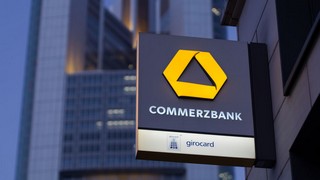 Von der Commerzbank-Aktie kommt ein neues Hausse-Signal. Doch es gibt ein Aber... Bild und Copyright: Lurchimbach / shutterstock.com.