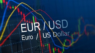 Chart-Experte Martin Utschneider von Donner & Reuschel analysiert den Euro-Dollar-Kurs. Bild und Copyright: autsawin uttisin / shutterstock.com.