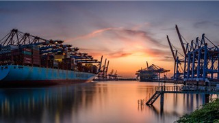 Containerschiff von Maersk im Hamburger Hafen. Bild und Copyright: AJ PhotoArt / shutterstock.com.