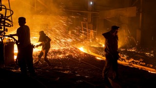 Arbeiter in einem Stahlwerk. Bild und Copyright: INTERTOURIST / shutterstock.com.