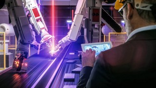 VP Bank: „Das vergangene Jahr sollte nun aber abgehakt werden. Der Blick geht nach vorne. Das laufende Jahr verspricht Besserung, auch wenn es zunächst darum geht, so manche Pandemie-Hürde zu überspringen.” Bild und Copyright: Alexander Kirch / shutterstock.com.