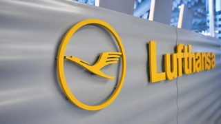 Die Lufthansa Aktie unter der charttechnischen Analyse-Lupe. Bild und Copyright: Sorbis / shutterstock.com.