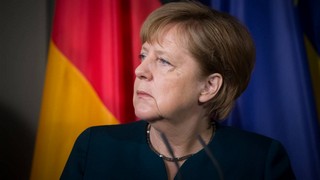 Zu den zahlreichen Maßnahmen der Bundesregierung um Bundeskanzlerin Angela Merkel (Bild) in Zusammenhang mit der Corona-Pandemie gehören unter anderem Hilfspakete im dreistelligen Milliardenvolumen für die Konjunktur. Bild und Copyright: Drop of Light / shutterstock.com.