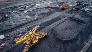 Bis bis zum Ende dieser Dekade wird laut Umweltorganisation der Vereinten Nationen 240 Prozent zu viel Kohle produziert. Bild und Copyright: Mark Agnor / shutterstock.com.