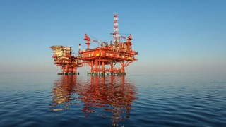 Öl und Ölaktien sind wohl zur „Old Economy“ abgestiegen, für die es kein Wachstum mehr gibt, sondern einen Verdrängungswettbewerb. Bild und Copyright: project1photography / shutterstock.com.